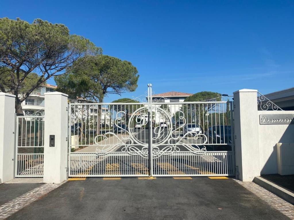 Appartement Neuf Moderne Avec Piscine Puget-sur-Argens Exterior photo